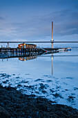 The Queensferry Crossing in der Abenddämmerung, Blick von der FA?rth of Forth bei South Queensferry, nahe Edinburgh, Schottland, Vereinigtes Königreich, Europa