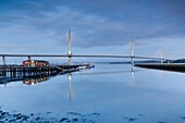 The Queensferry Crossing in der Abenddämmerung, Blick von der FA?rth of Forth in South Queensferry bei Edinburgh, Schottland, Vereinigtes Königreich, Europa