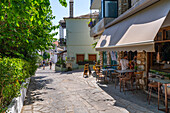 Blick auf Straße und Geschäft in Theologos, Theologos, Thassos, Ägäisches Meer, Griechische Inseln, Griechenland, Europa