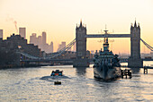 Tower Bridge und HMS Belfast bei Sonnenaufgang, Themse, London, England, Vereinigtes Königreich, Europa