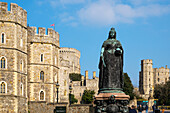 Blick auf die Bronzestatue von Königin Victoria auf dem Castle Hill und das dahinter liegende Schloss, Windsor, Berkshire, England, Vereinigtes Königreich, Europa