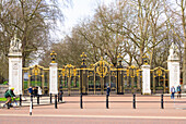 Das Canada Gate, Teil des Queen Victoria Memorials und Eingang zum Green Park, London, England, Vereinigtes Königreich, Europa