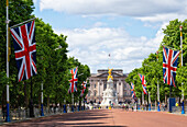 Blick entlang der Mall in Richtung Victoria Memorial und Buckingham Palace, London, England, Vereinigtes Königreich, Europa