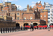 Die Band of the Irish Guards verlässt den St. James's Palace für die Zeremonie des Wachwechsels (Guard Mounting), Westminster, London, England, Vereinigtes Königreich, Europa