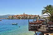 Caféterrasse auf Stelzen, Bucht von Korcula, Altstadt, Insel Korcula, Kroatien, Südosteuropa