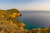 Blick auf Meer und Küste bei Skala Kallirachis, Skala Kallirachis, Thassos, Ägäisches Meer, Griechische Inseln, Griechenland, Europa