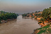 Der Tshikapa-Fluss fließt im Kasai-Fluss in Tshikapa, Kasai, Demokratische Republik Kongo, Afrika