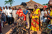 Traditioneller maskierter Mann tanzt, Tshikapa, Kasai, Demokratische Republik Kongo, Afrika