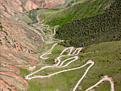 Luftaufnahme der kurvenreichen Bergstraße am Kalmak-Ashu-Pass, Kirgisistan, Zentralasien, Asien