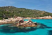 Typische Granitfelsen im türkisfarbenen Meer vor Cala Granara, Insel Spargi, Nationalpark La Maddalena Archipelago, Sassari, Sardinien, Italien, Mittelmeer, Europa