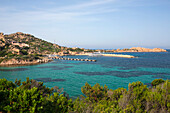 Blick über ruhiges türkisfarbenes Wasser auf Porto Massimo und die felsige Landzunge Punta Lunga, Insel La Maddalena, Nationalpark La Maddalena Archipelago, Sassari, Sardinien, Italien, Mittelmeer, Europa