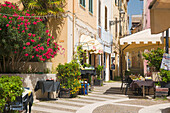 Eine bunte Ecke der Piazza Sventramento im Herzen der Altstadt, Alghero, Sassari, Sardinien, Italien, Mittelmeer, Europa