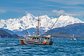 Langleinen-Fischerboot im Cross Sound mit der Fairweather Mountain Range im Hintergrund, Südost-Alaska, Vereinigte Staaten von Amerika, Nordamerika