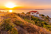 Blick auf die Kirche der Heiligen Apostel in Thassos-Stadt bei Sonnenuntergang, Thassos, Ägäisches Meer, Griechische Inseln, Griechenland, Europa