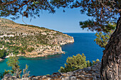 Blick auf das Meer und das Heilige Kloster des Erzengels Michael vom Aussichtspunkt Erzengel Michael, Thasos, Thassos, Ägäisches Meer, Griechische Inseln, Griechenland, Europa