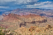 Nordwest-Blick auf den Grand Canyon South Rim Arizona von der obersten Etage des historischen Wachturms, aufgenommen durch ein Glasfenster, Grand Canyon, UNESCO-Welterbe, Arizona, Vereinigte Staaten von Amerika, Nordamerika