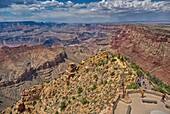 Nordansicht des Grand Canyon South Rim Arizona von der obersten Etage des historischen Wachturms, aufgenommen durch ein Glasfenster, Grand Canyon, UNESCO-Welterbe, Arizona, Vereinigte Staaten von Amerika, Nordamerika