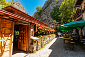 Straßenansicht eines Restaurants in Matka, Mazedonien, Europa