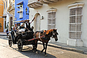 Pferdekutsche in der Innenstadt der kolonialen Stadtmauer, Cartagena, Kolumbien, Südamerika