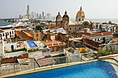 Blick auf die Kirche San Pedro Claver, UNESCO-Weltkulturerbe, von der Spitze des Movich-Hotels im Stadtzentrum der kolonialen Stadtmauer, Cartagena, Kolumbien, Südamerika