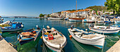 Blick auf Boote und Hafen in Thassos-Stadt, Thassos, Ägäisches Meer, Griechische Inseln, Griechenland, Europa