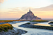 Mont-Saint-Michel, UNESCO-Welterbe, an der Mündung des Couesnon bei Sonnenaufgang, Departement Manche, Region Normandie, Frankreich, Europa