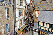 Hauptstraße innerhalb der Mauern von Mont-Saint-Michel, UNESCO-Welterbe, Departement Manche, Region Normandie, Frankreich, Europa