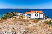 Blick auf die Kirche der Heiligen Apostel in Thassos-Stadt, Thassos, Ägäisches Meer, Griechische Inseln, Griechenland, Europa