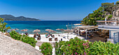 Blick auf Strandbar und Meer in Thassos-Stadt, Thassos, Ägäisches Meer, Griechische Inseln, Griechenland, Europa