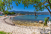 Blick auf Strand und Meer in Thassos-Stadt, Thassos, Ägäisches Meer, Griechische Inseln, Griechenland, Europa