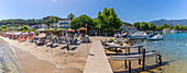 Blick auf Strand und Meer in Thassos-Stadt, Thassos, Ägäisches Meer, Griechische Inseln, Griechenland, Europa