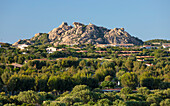 Blick über die bewaldete Landschaft zum Roccia dell'Orso (Bärenfelsen), abends, Capo d'Orso, Palau, Sassari, Sardinien, Italien, Mittelmeer, Europa