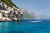 Schnellboot in Richtung Cala Mariolu, Golf von Orosei Nationalpark, Santa Maria Navarrese, Baunei, Nuoro, Sardinien, Italien, Mittelmeer, Europa