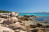 Blick über die beschauliche Cala Volpe, Granitfelsen am Ufer, La Celvia, Costa Smeralda, Arzachena, Sassari, Sardinien, Italien, Mittelmeer, Europa