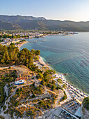 Blick auf die Kirche der Heiligen Apostel und Thassos Stadt im Hintergrund, Thassos Stadt, Limenas, Thassos, Ägäisches Meer, Griechische Inseln, Griechenland, Europa