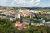 Überblick über Firminy von der Spitze der Unite d'habitation, Le Corbusier-Stätte, Firminy, Saint-Etienne, Departement Loire, Region Auvergne-Rhone-Alpes, Frankreich, Europa