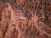 Kok-Moinok-Schlucht, eine Lehm-Sand-Struktur, die sich an den Hängen von trockenen, von Wasserläufen durchzogenen Bergen bildet, Kirgisistan, Zentralasien, Asien