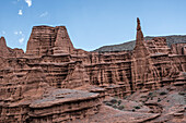 Kok-Moinok-Schlucht, eine Lehm-Sand-Struktur, die sich an den Hängen von trockenen, von Wasserläufen durchzogenen Bergen bildet, Kirgisistan, Zentralasien, Asien