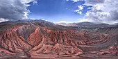 Panorama der Kok-Moinok-Schlucht, einer Lehm-Sand-Struktur, die sich an den Hängen trockener, von Wasserläufen durchzogener Berge bildet, Kirgisistan, Zentralasien, Asien