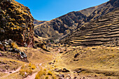 Pfad in den Anden, in der Nähe des Regenbogenbergs, Bezirk Pitumarca, Region Cusco (Cuzco), Peru, Südamerika