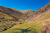 Tal in den Anden, in der Nähe des Regenbogenbergs, Bezirk Pitumarca, Region Cusco (Cuzco), Peru, Südamerika