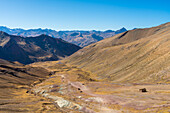 Pfad, der durch das Tal zum Regenbogenberg führt, Uchullujllo, Bezirk Pitumarca, Provinz Canchis, Region Cuzco, Peru, Südamerika