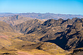 Tal neben dem Regenbogenberg, Uchullujllo, Bezirk Pitumarca, Provinz Canchis, Region Cusco, Peru, Südamerika