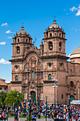 Plaza de Armas voller Touristen mit der Kirche der Gesellschaft Jesu im Hintergrund während des Inti Raymi Festes der Sonne, UNESCO Weltkulturerbe, Cusco (Cuzco), Provinz Cusco (Cuzco), Region Cusco (Cuzco), Peru, Südamerika