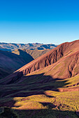 Valle Rojo (Rotes Tal) bei Sonnenaufgang, in der Nähe des Regenbogenbergs, Bezirk Pitumarca, Region Cusco (Cuzco), Peru, Südamerika