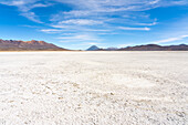 Salzebenen und Fernsicht auf die Vulkane Pichu Pichu, El Misti und Chachani, Nationalreservat Salinas y Aguada Blanca, Provinz Arequipa, Region Arequipa, Peru, Südamerika