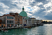 Kirche San Simeon Piccolo und bunte Häuser am Canal Grande von der Scalzi-Brücke aus gesehen, Venedig, UNESCO-Weltkulturerbe, Venetien, Italien, Europa