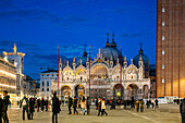 Markusplatz mit Basilika und beleuchtetem Kirchturm bei Nacht, Venedig, UNESCO-Weltkulturerbe, Venetien, Italien, Europa