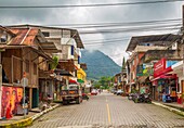 Stadtzentrum von Mindo, einem Zentrum für Tourismus im Nebelwald mit Seilrutschen, Rafting, Vogelbeobachtung und Naturführungen, Mindo, Ecuador, Südamerika