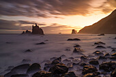 Eine Langzeitbelichtung, um den Sonnenaufgang am Strand von Benijo, Teneriffa, Kanarische Inseln, Spanien, Atlantik, Europa einzufangen